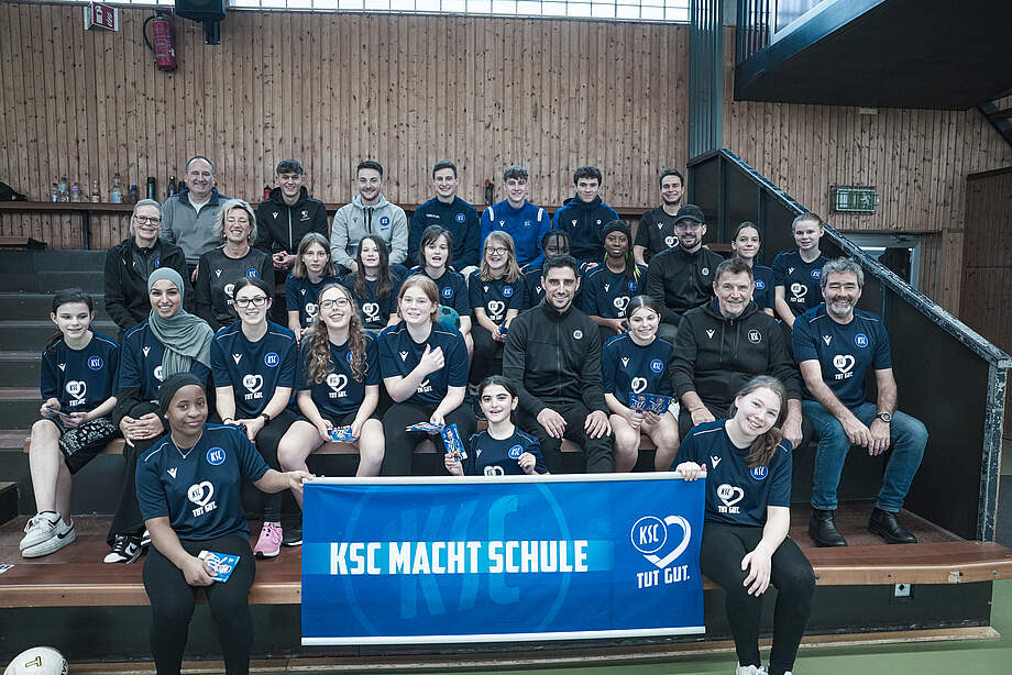 Ein Bild von den KSC-Profis Sitndl und Gondorf mit Schülerinnen und Schülern des SBBZ Vogesenschule Karlsruhe.