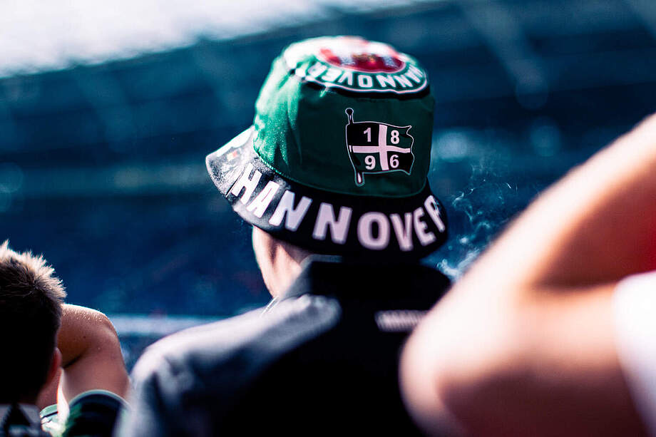 Mann trägt einen Hannover 96-Fischerhut