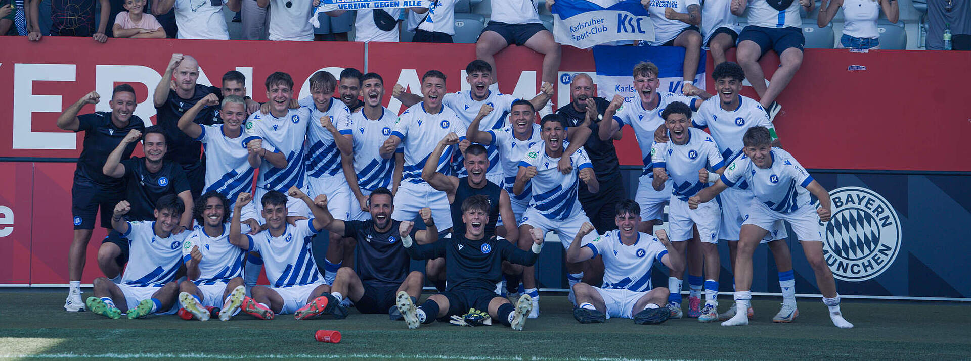 U19 bejubelt den Pokalerfolg in Runde Eins beim FC Bayern