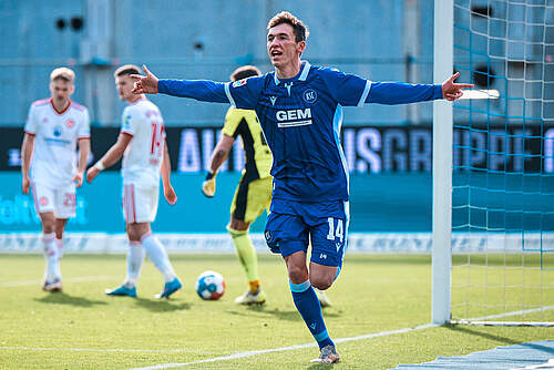 Benjamin Goller bejubelt einen Treffer in seiner Zeit beim KSC.