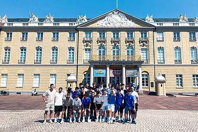 Die U16 Mannschaft vor dem Karlsruher Schloss.