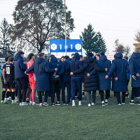 Teamkreis nach dem 1:1 im Hinspiel.