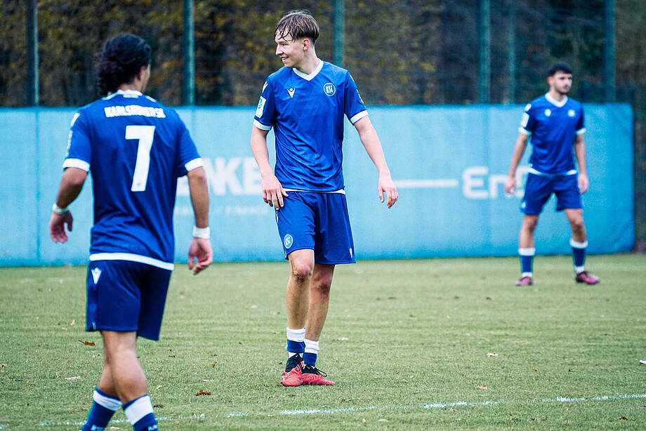 Simon Guggenbühler aus der U19 freut sich auf dem Feld.