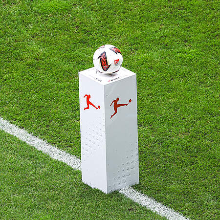 Der Spielball steht auf einer Stele im BBBank Wildpark.