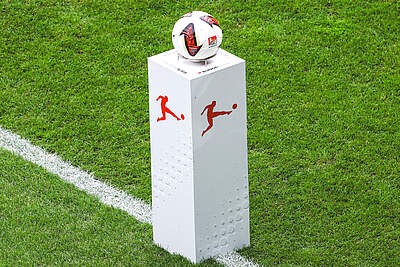 Der Spielball steht auf einer Stele im BBBank Wildpark.