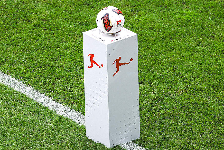 Der Spielball steht auf einer Stele im BBBank Wildpark.