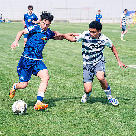 Mete Torun von der U17 im Zweikampf.