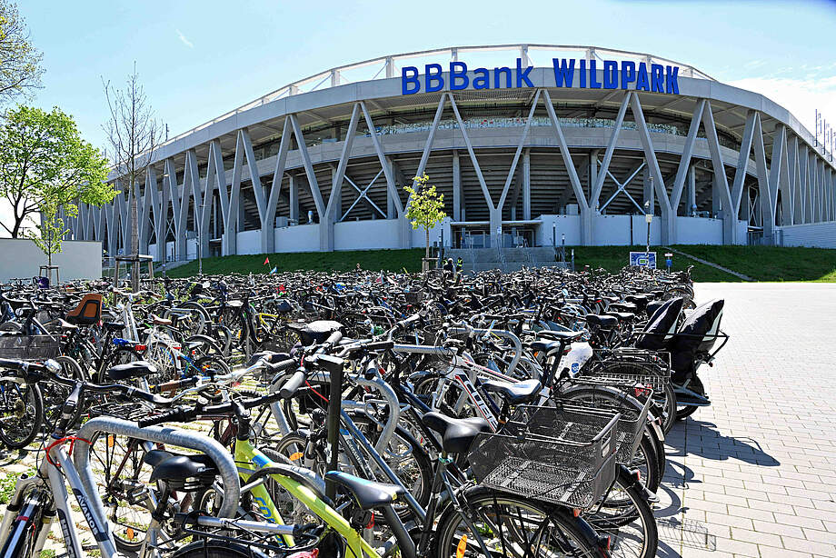 Fahrräder vor dem BBBank Wildpark