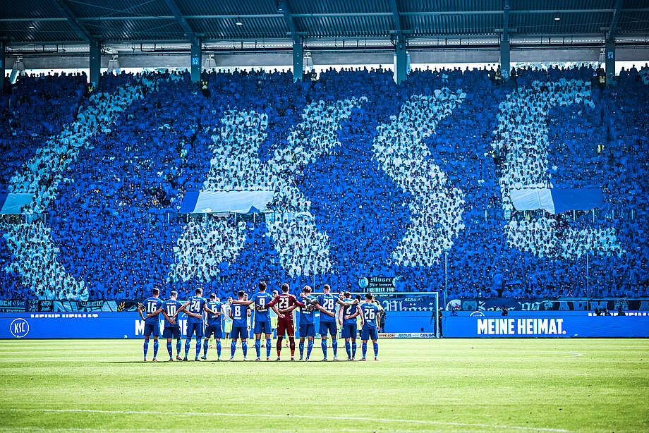 Die KSC-Mannschaft steht vor der Gegengerade.