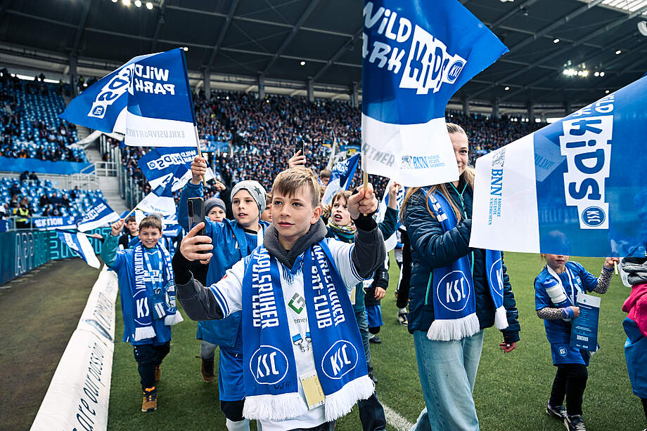 Stadionrunde der Teilnehmerinnen und Teilnehmer des Spieltagscamps in der vergangenen Saison