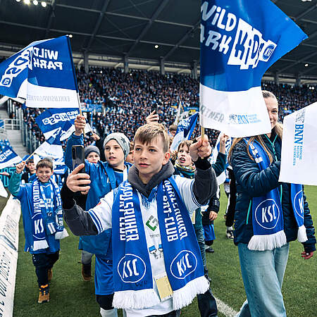Stadionrunde der Teilnehmerinnen und Teilnehmer des Spieltagscamps in der vergangenen Saison