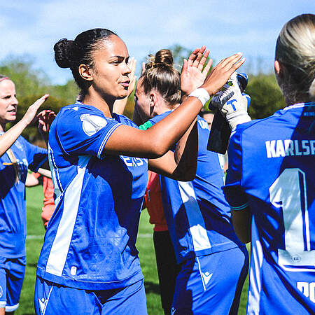 KSC-Frauen klatschen sich ab