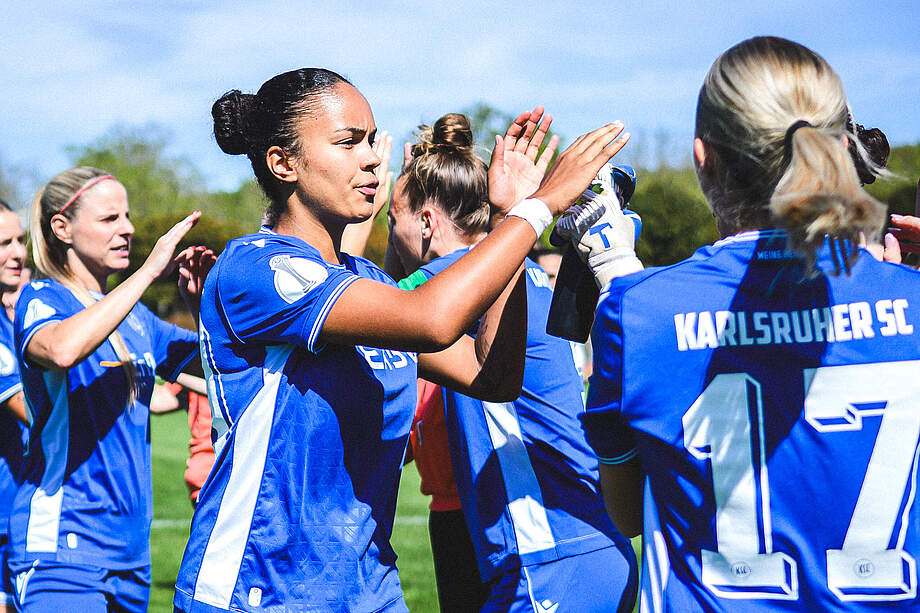 KSC-Frauen klatschen sich ab