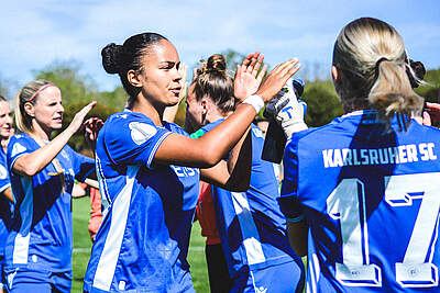 KSC-Frauen klatschen sich ab