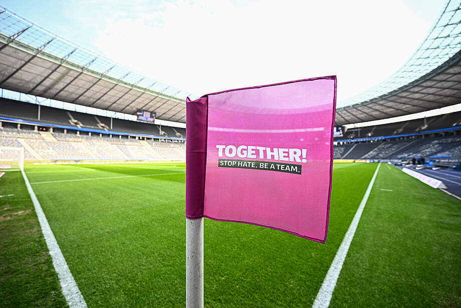 Fahne im Olympiastadion