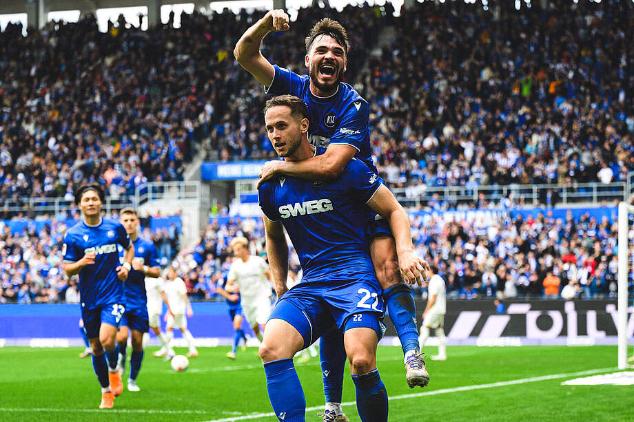 Christoph Kobald und Lilian Egloff beim Torjubel. 