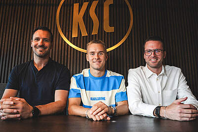 Geschäftsführer Sport Mario Eggimann, Neuzugang Santeri Väänänen und Direktor Profifußball Timon Pauls (v. l. n. r.).