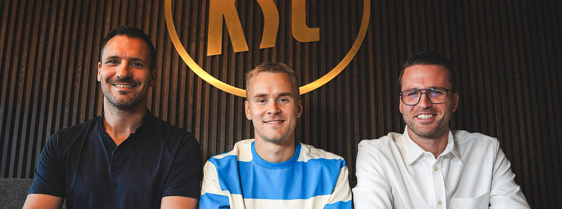 Geschäftsführer Sport Mario Eggimann, Neuzugang Santeri Väänänen und Direktor Profifußball Timon Pauls (v. l. n. r.).