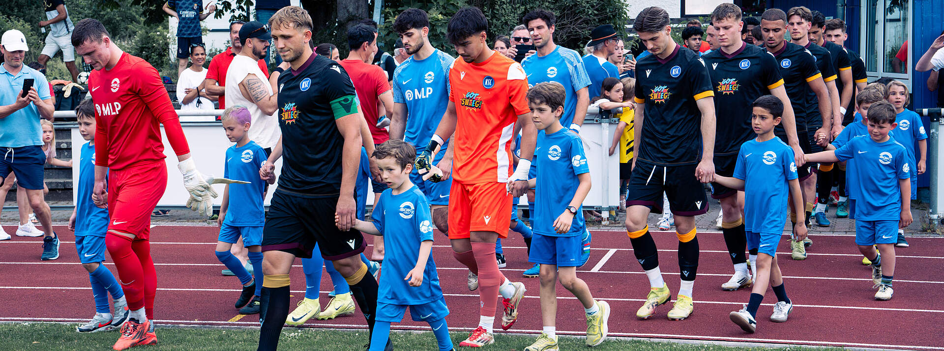 Jakob Weißer führt die Mannschaft in Heidelberg auf den Platz. Rund 40 Minuten später war schluss.