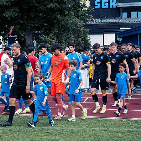 Jakob Weißer führt die Mannschaft in Heidelberg auf den Platz. Rund 40 Minuten später war schluss.