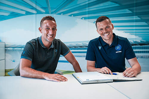 Matthias Cuntz bei der Vertragsunterschrift mit der Leitung Organisation der KSC GRENKE aKAdemie Pascal Huber.