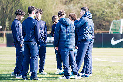 U17 bei der Platzbegehung