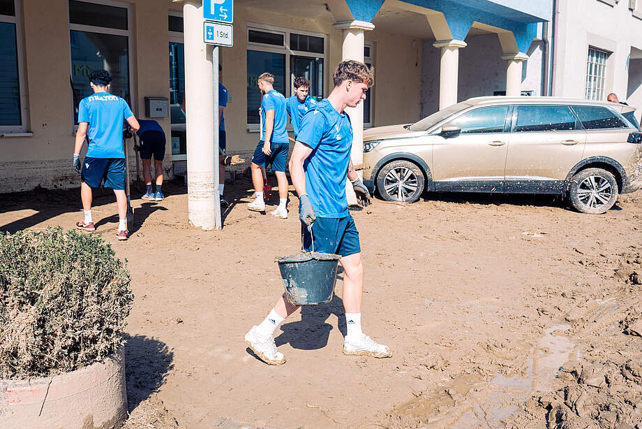Spieler des KSC beim Helfen vor Ort.