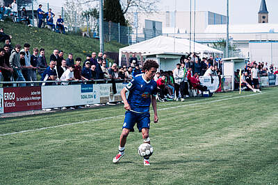 U17-Spieler Max Baumstark am Ball