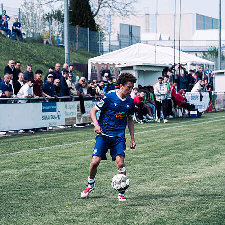 U17-Spieler Max Baumstark am Ball