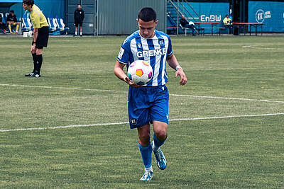 U19-Spieler Niklas Behr mit dem Ball in der Hand