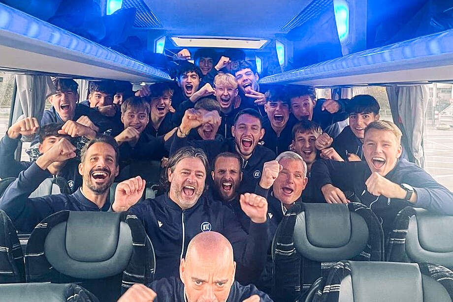 U17 jubelt im Bus