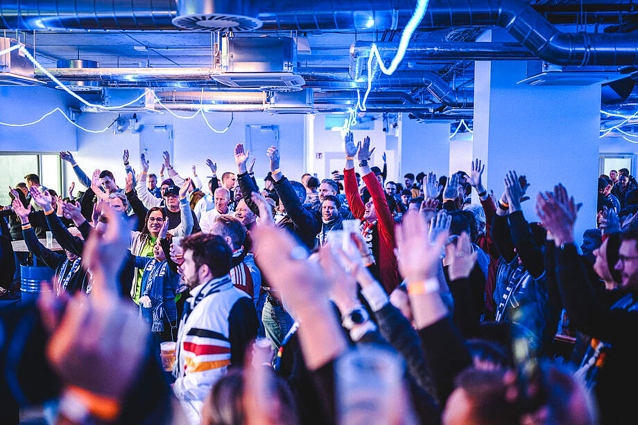 KSC-Fans feiern in der neuen PhönixBar im BBBank Wildpark