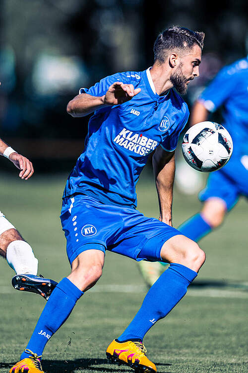 Rückkehrer Sebastian Weizel am Ball für die Karlsruher U23 im Jahr 2016