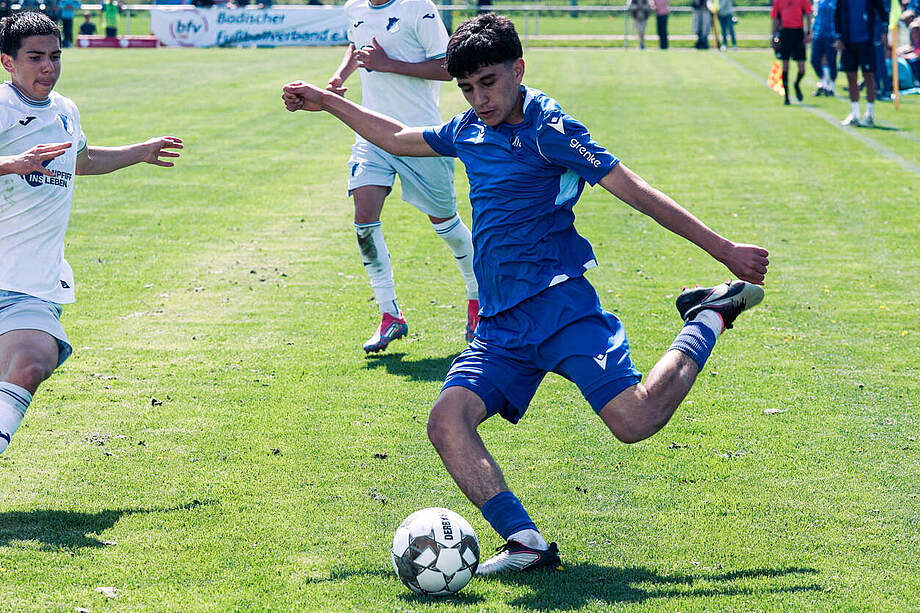 Spieler der U15 beim Schuss