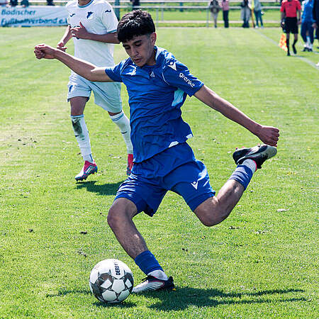 Spieler der U15 beim Schuss