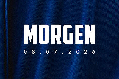 Blauer Stoff mit der Aufschrift "Morgen, 08.07.2026"