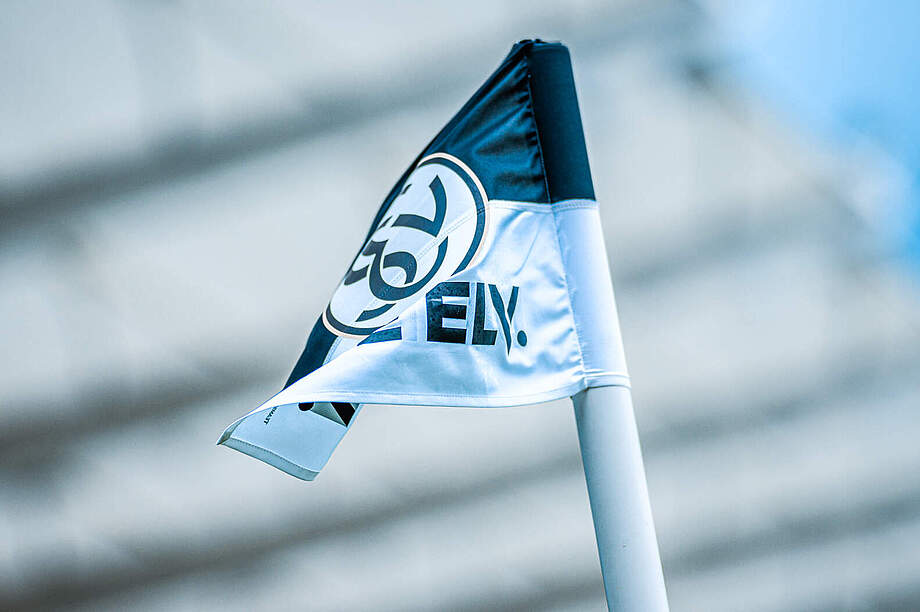 Eckballfahne mit dem SV Elversberg-Logo