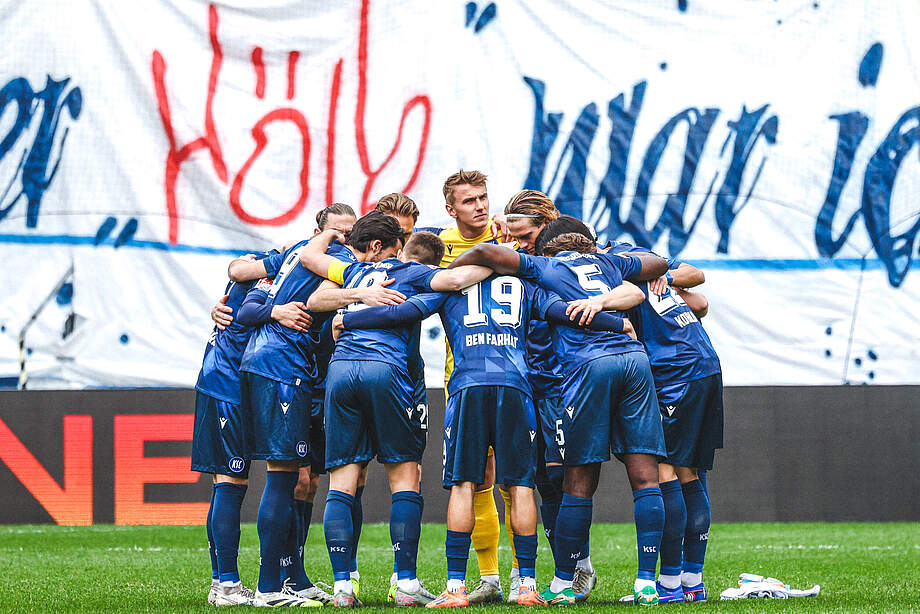 KSC-Mannschaft macht einen Mannschaftskreis vor dem Derby