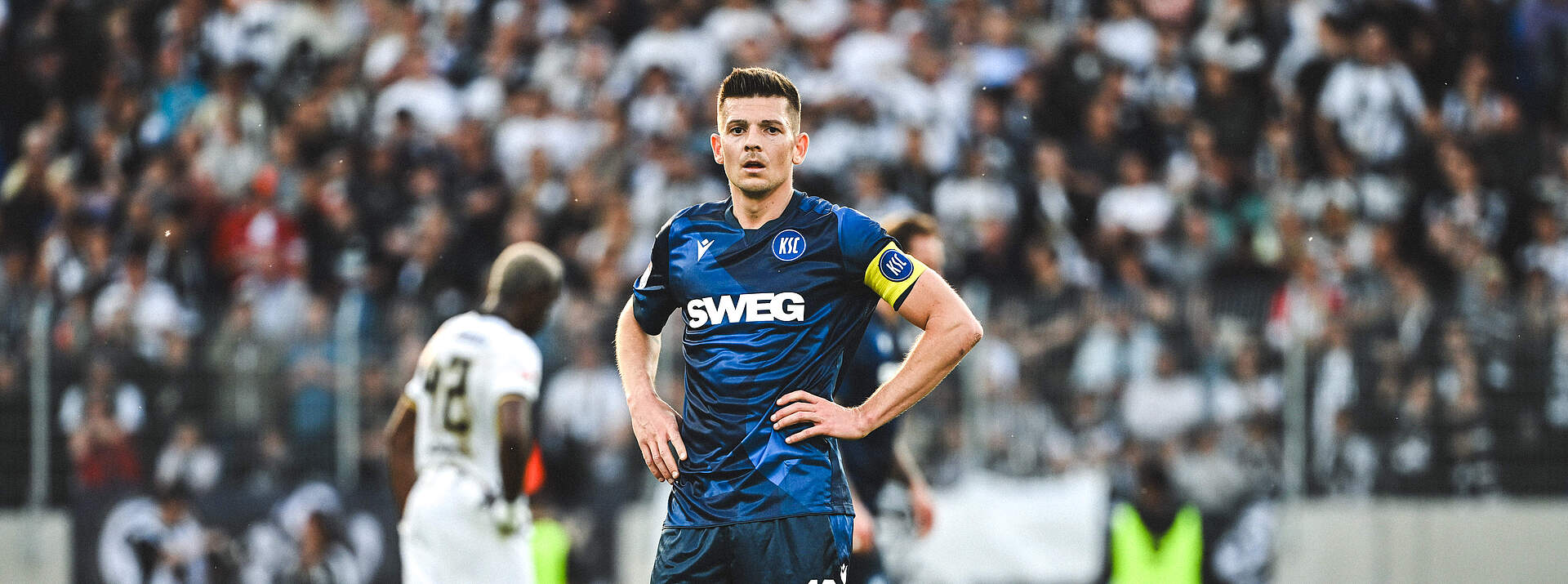 Marvin Wanitzek mit Händen an den Hüften