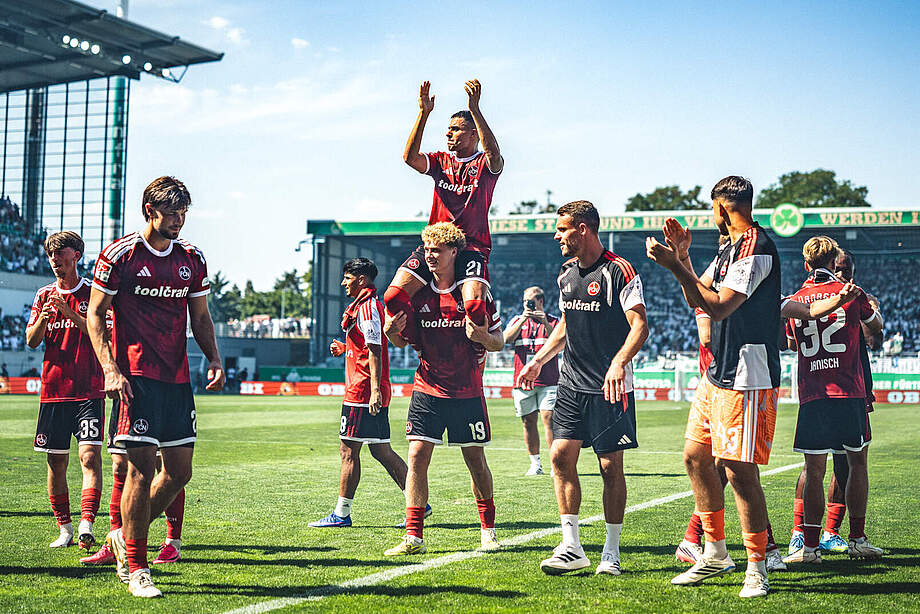 jubelnde Spieler nach Spielende
