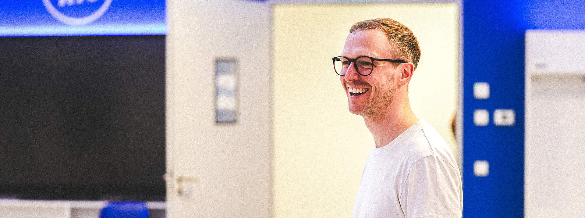 Maximilian Senft steht lächelnd in der KSC-Kabine.