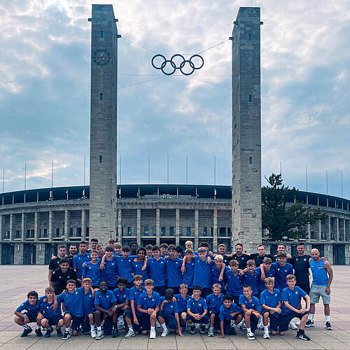 U14 und U15 vor dem Berliner Olympiastadion