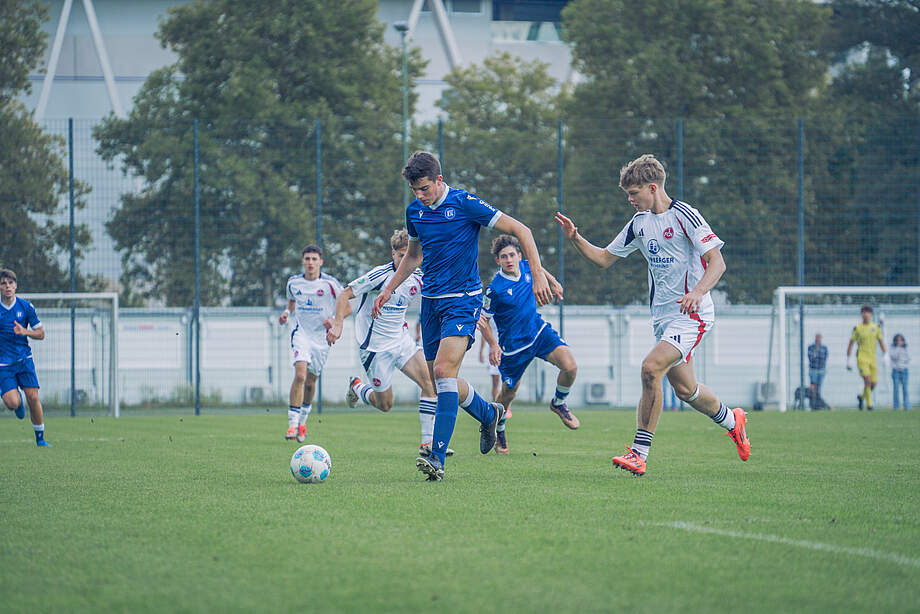 John Davis Meyer am Ball für die KSC U17