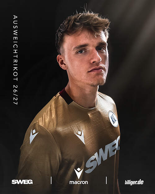 Paul Scholl im neuen KSC-Ausweichtrikot 2026/27