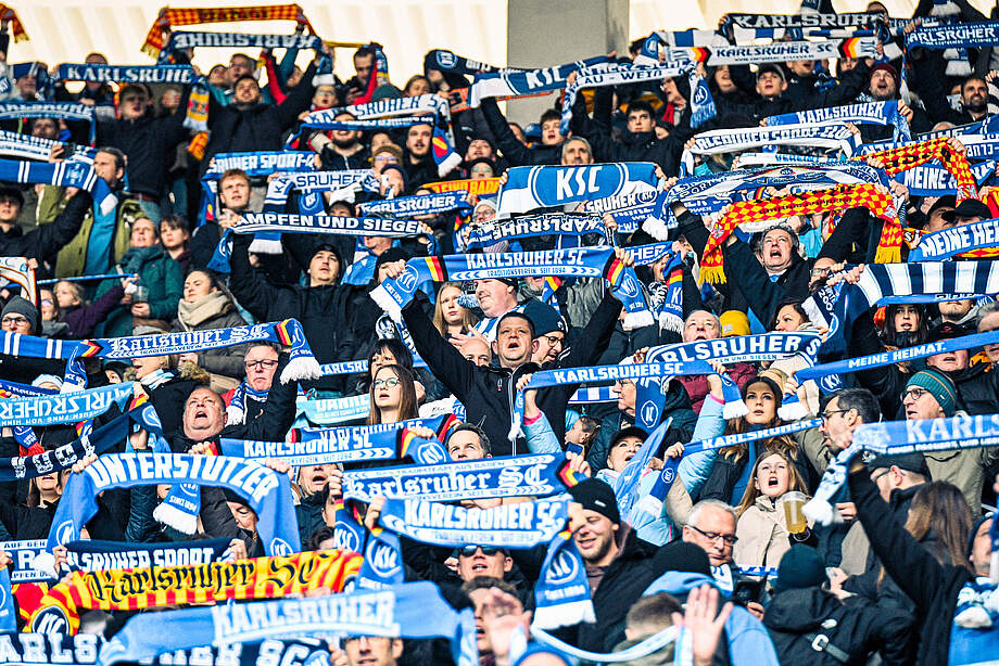 KSC-Fans halten Schal hoch