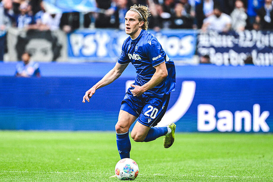 David Herold im KSC-Trikot am Ball.