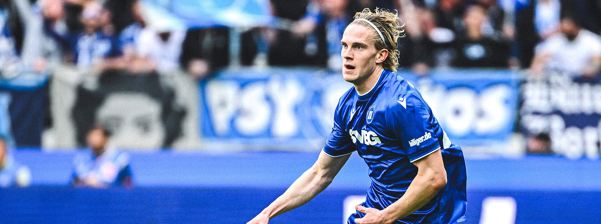David Herold im KSC-Trikot am Ball.