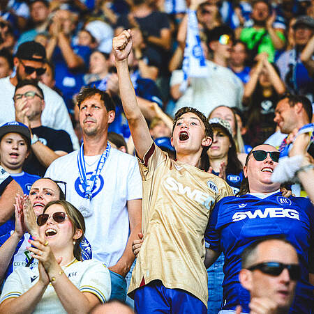jubelnde KSC-Fans im Stadion