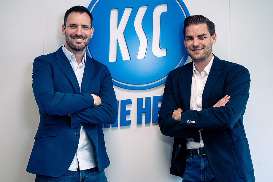 Eggimann und Becker vor dem KSC-Logo