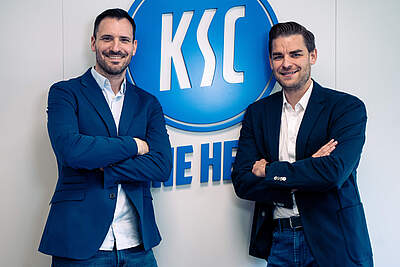 Eggimann und Becker vor dem KSC-Logo